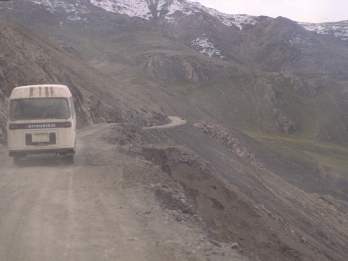 Buss_på_smal_bergsväg.jpg